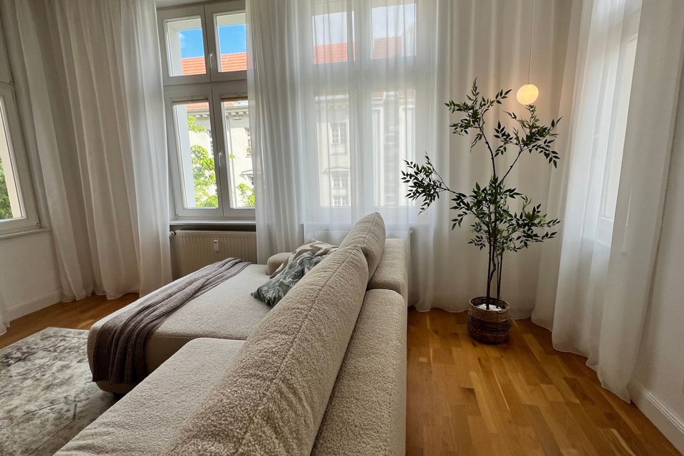 Furnished apartment, living room with natural light and wooden flooring in Berlin Mitte