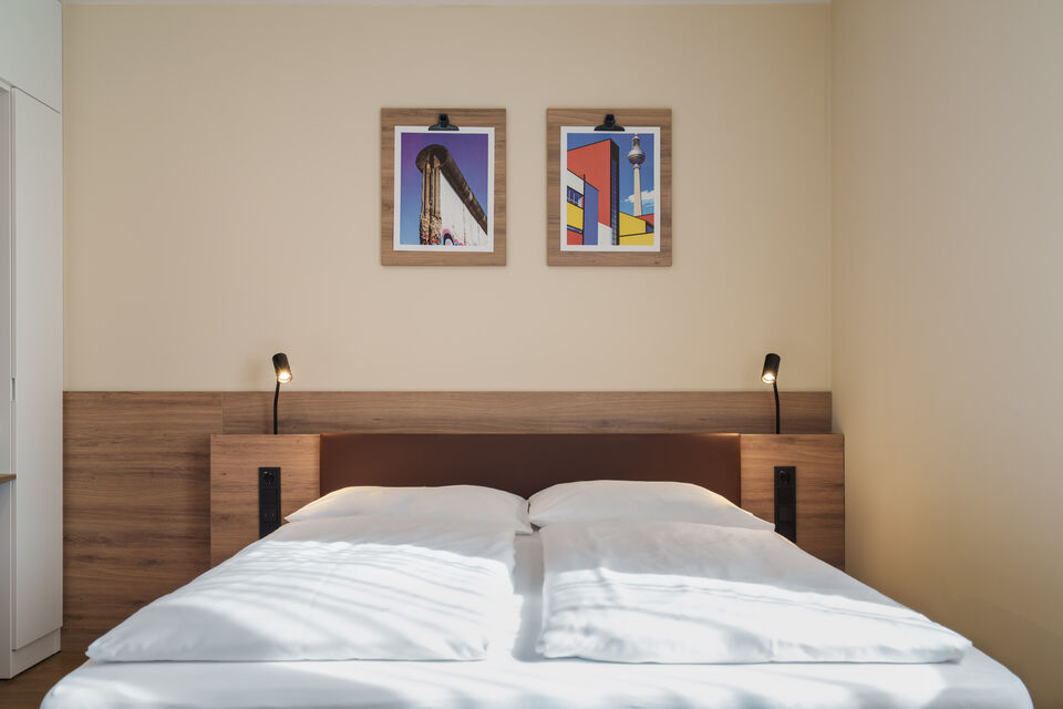 Serviced apartment, bedroom with wooden headboard in Berlin Prenzlauer Berg