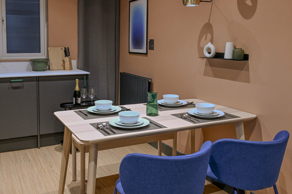 Serviced apartment, dining room with modern dining table in London City of London