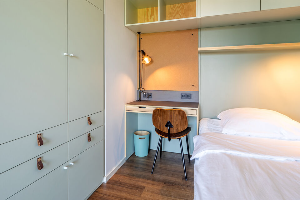 Furnished apartment, bedroom with integrated workspace in Berlin Neukölln