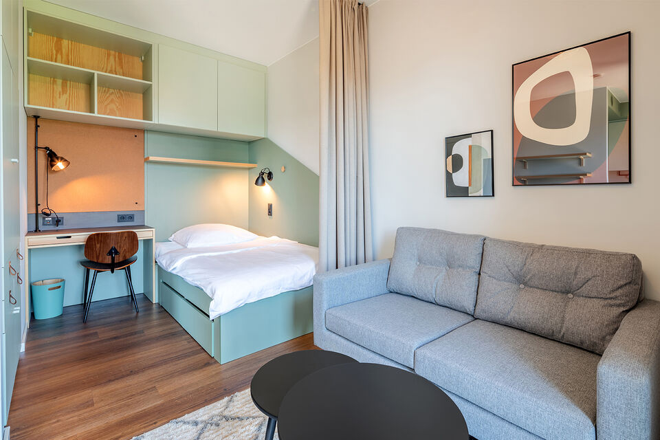 Furnished apartment, bedroom with integrated workspace in Berlin Neukölln