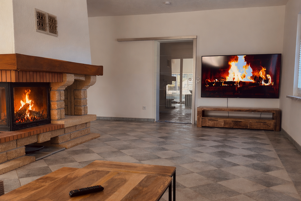Möbliertes Haus, Wohnzimmer mit Kamin in Berlin Adlershof