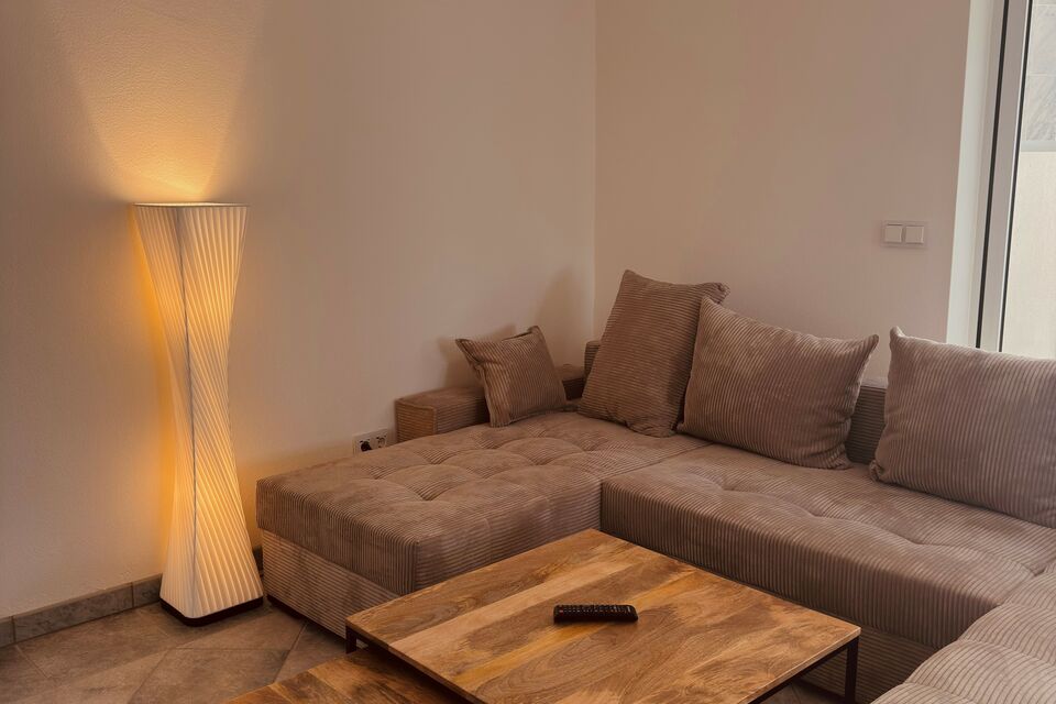 Möbliertes Haus, Wohnzimmer mit Ecksofa in Berlin Adlershof