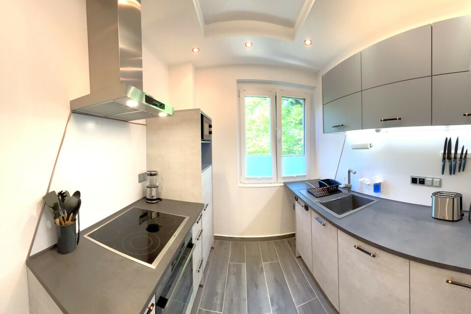 Möblierte Wohnung, Küche mit modernem Kochfeld in Berlin Wilmersdorf