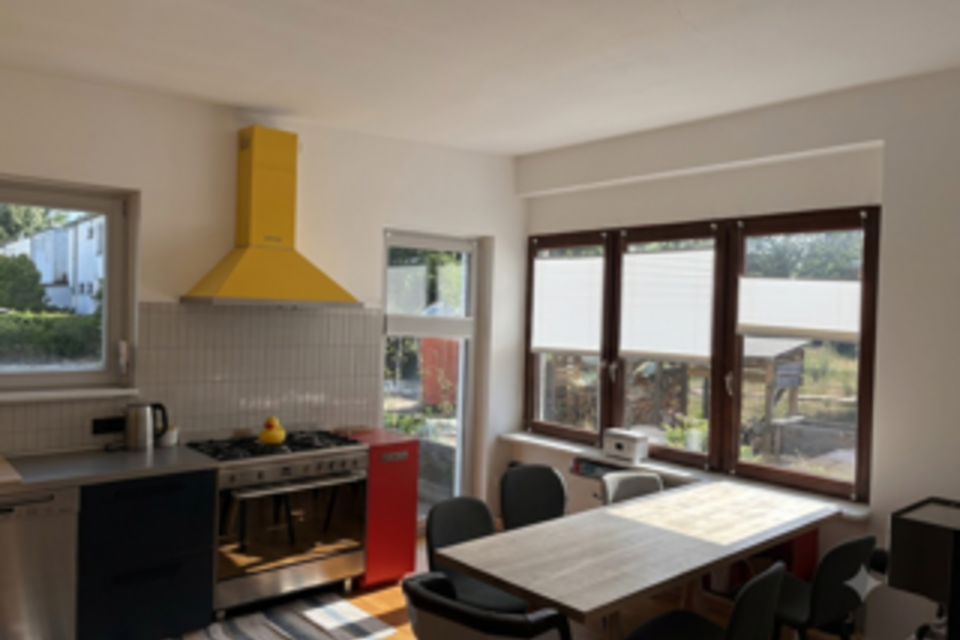 Furnished house, kitchen with yellow range hood in Berlin Zehlendorf