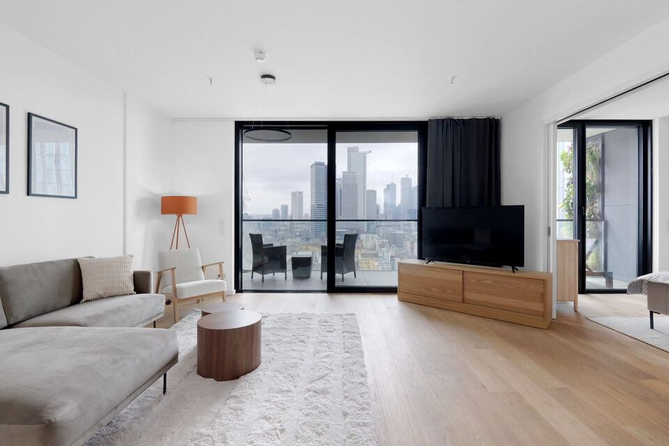 Möblierte Wohnung, Wohnzimmer mit Skyline-Blick in Frankfurt Ostend
