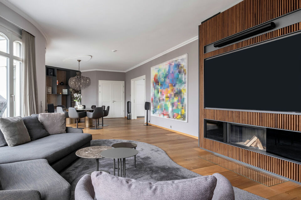 Möblierte Wohnung, Wohnzimmer mit Holz-TV-Wand in Berlin Mitte