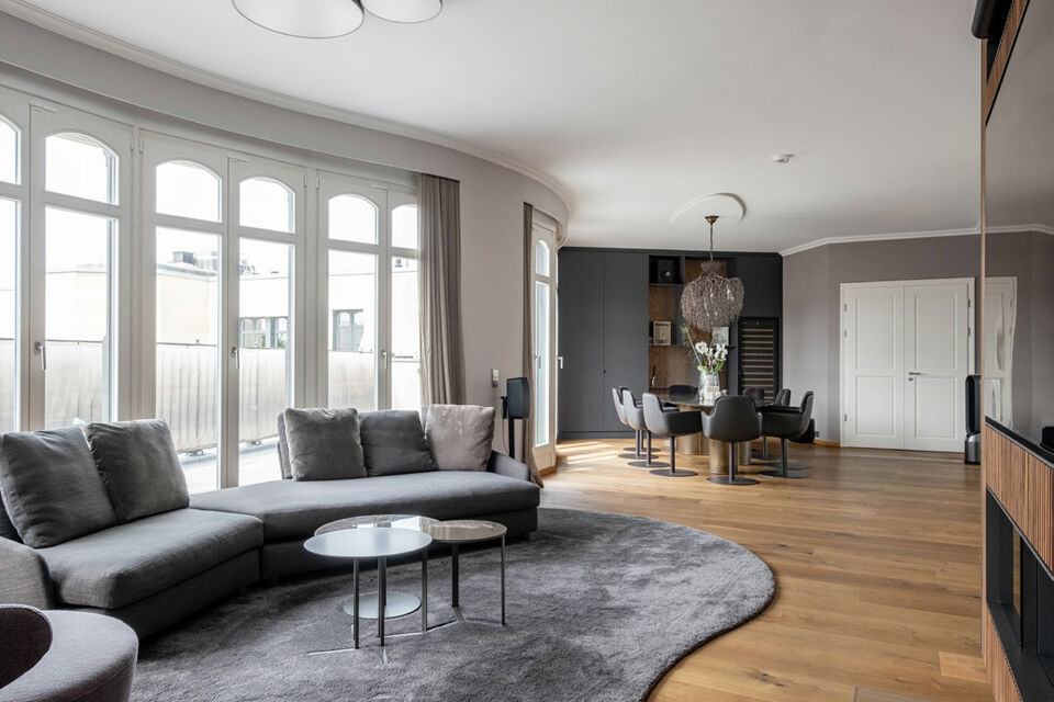 Möblierte Wohnung, Wohnzimmer mit Panoramafenstern in Berlin Mitte