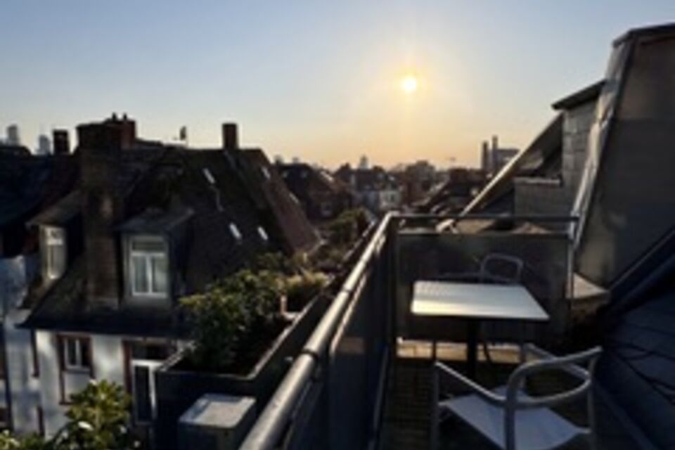 Möblierte Wohnung, Dachterrasse mit Stadtblick in Frankfurt Nordend-West