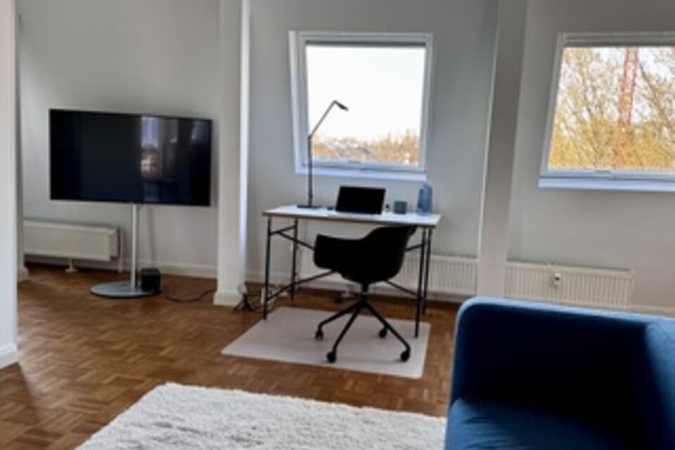 Möblierte Wohnung, Wohnzimmer mit Arbeitsbereich in Frankfurt Nordend-West