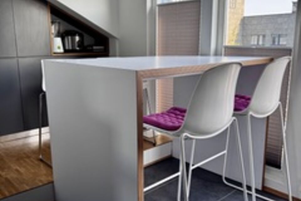 Möblierte Wohnung, Küche mit Essbereich und Barhocker in Frankfurt Nordend-West