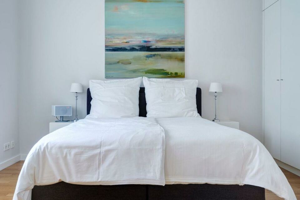 Serviced apartment, bedroom with landscape painting in Berlin Tiergarten
