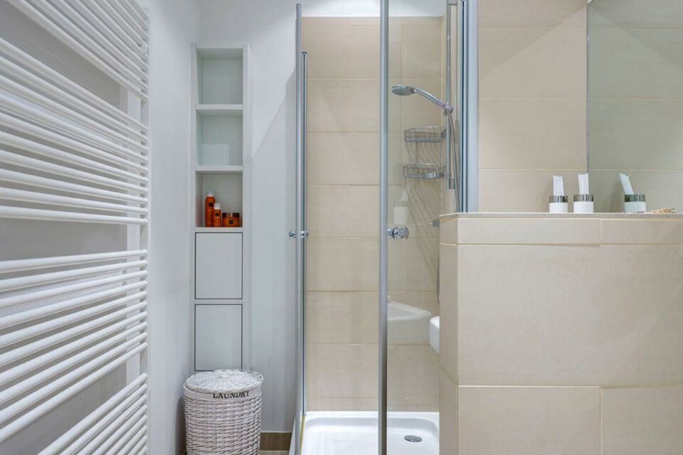 Serviced apartment, bathroom with walk-in shower in Berlin Tiergarten