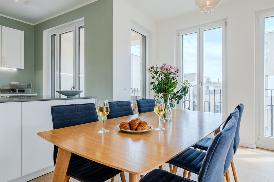 Furnished apartment, dining area & kitchen with balcony access in Berlin Adlershof
