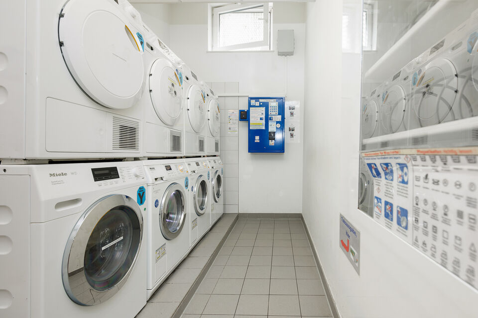 Serviced Apartment, Waschraum mit modernen Waschmaschinen in München Schwabing