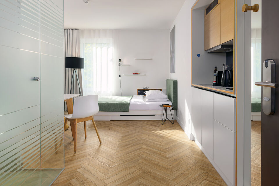 Serviced Apartment, Wohnzimmer mit Küchenzeile in München Schwabing