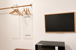 Möblierte Wohnung, Schlafzimmer mit Kleiderstange in Berlin Prenzlauer Berg