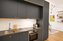 Möblierte Wohnung, Küche mit grauer Schrankfront in Berlin Prenzlauer Berg