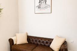 Möblierte Wohnung, Wohnzimmer mit Ledersofa in Berlin Prenzlauer Berg