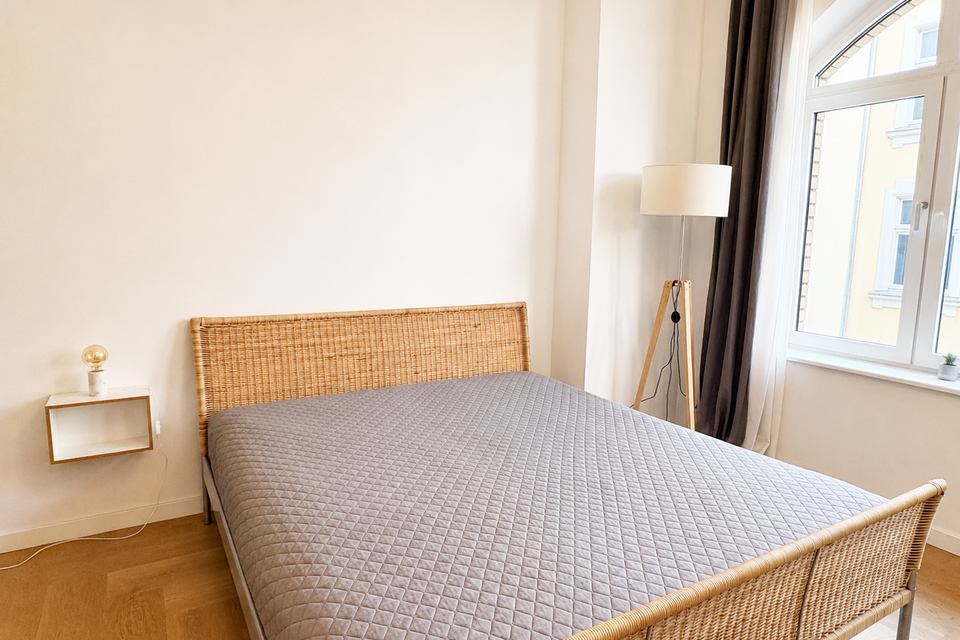 Möblierte Wohnung, Schlafzimmer mit Rattanbett in Berlin Prenzlauer Berg