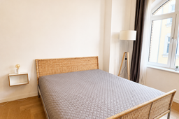 Möblierte Wohnung, Schlafzimmer mit Rattanbett in Berlin Prenzlauer Berg