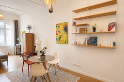 Möblierte Wohnung, Essbereich mit Wandregalen in Berlin Prenzlauer Berg