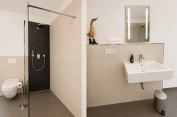 Möblierte Wohnung, Badezimmer mit begehbarer Dusche in Berlin Mitte