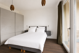 Möblierte Wohnung, Schlafzimmer mit Balkonzugang in Berlin Mitte