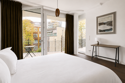 Möblierte Wohnung, Schlafzimmer mit Balkonzugang in Berlin Mitte