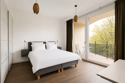 Möblierte Wohnung, Schlafzimmer mit Balkonzugang in Berlin Mitte