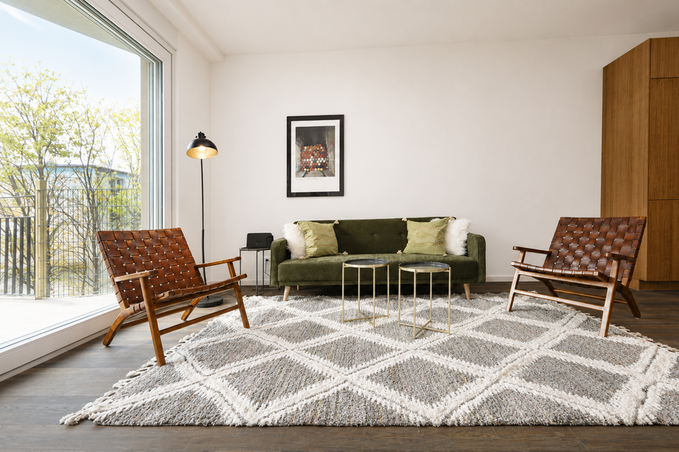 Möblierte Wohnung, Wohnzimmer mit geometrischem Muster-Teppich in Berlin Mitte