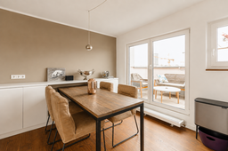 Furnished apartment, dining area and kitchen with balcony access in Berlin Friedrichshain