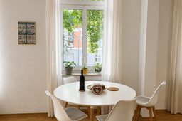 Furnished apartment, dining area with round dining table in Berlin Prenzlauer Berg