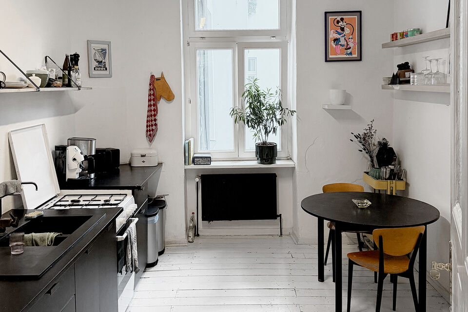 Furnished apartment, kitchen with window seat and dining area in Berlin Kreuzberg