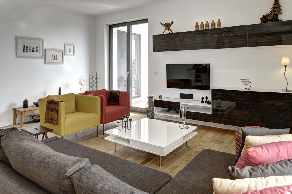 Möblierte Wohnung, Wohnzimmer mit moderner Schrankwand in Berlin Mitte