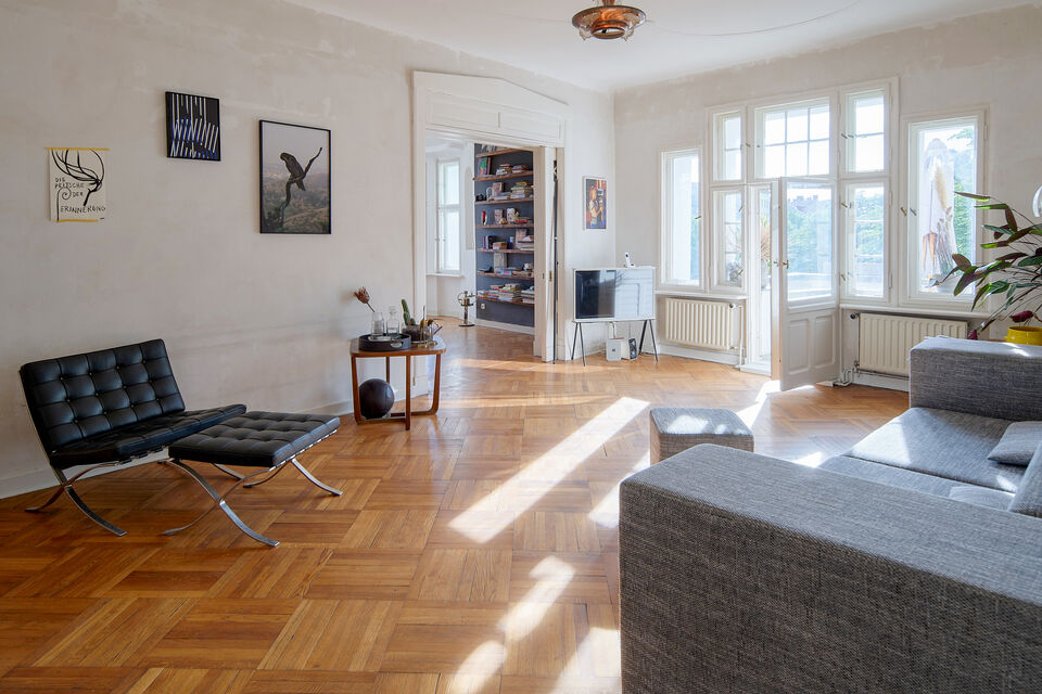 Möblierte Wohnung, Wohnzimmer mit Holzparkett in Berlin Kreuzberg