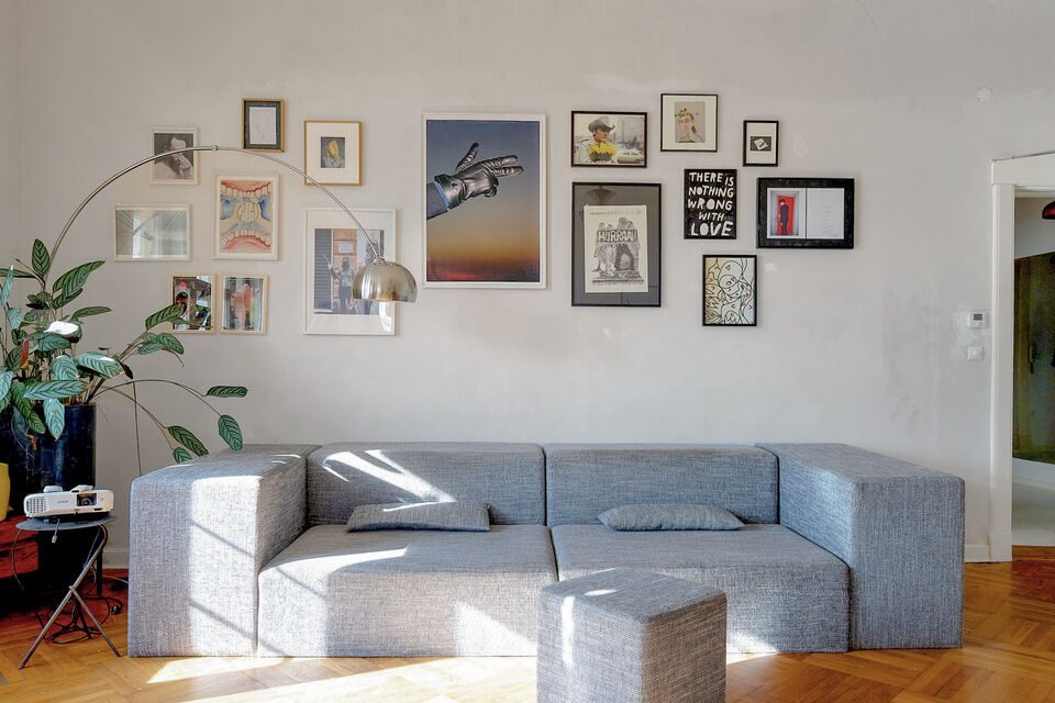 Möblierte Wohnung, Wohnzimmer mit Galerie-Wandgestaltung in Berlin Kreuzberg