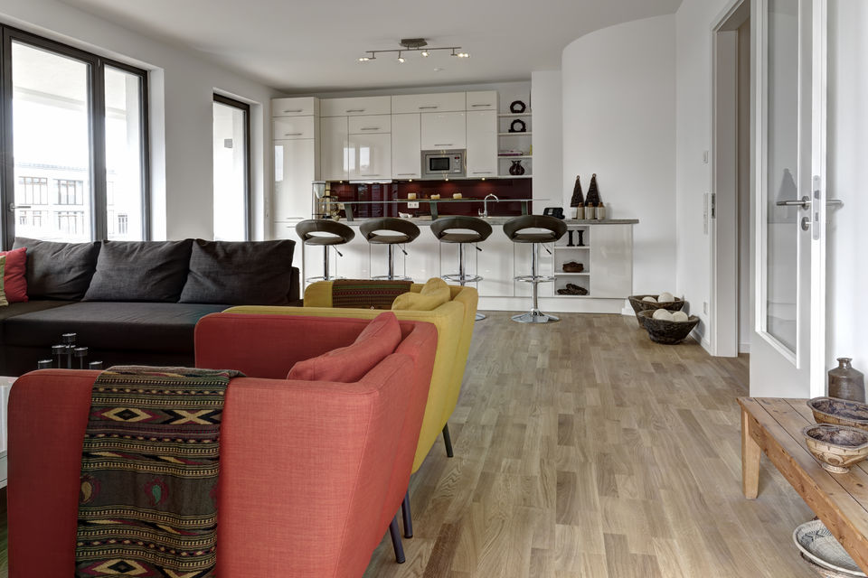 Möblierte Wohnung, Wohnzimmer mit offener Küche in Berlin Mitte