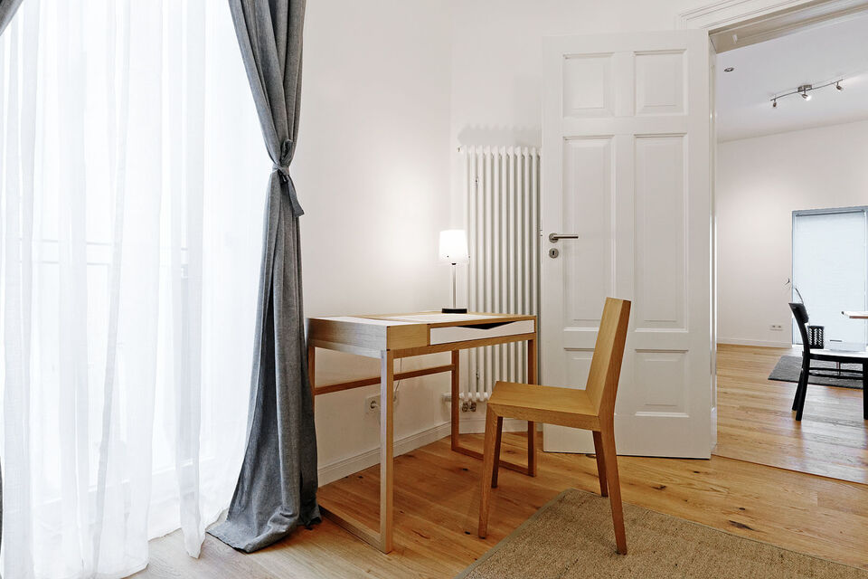 Möblierte Wohnung, Schlafzimmer 1 mit Holzschreibtisch in Berlin Mitte