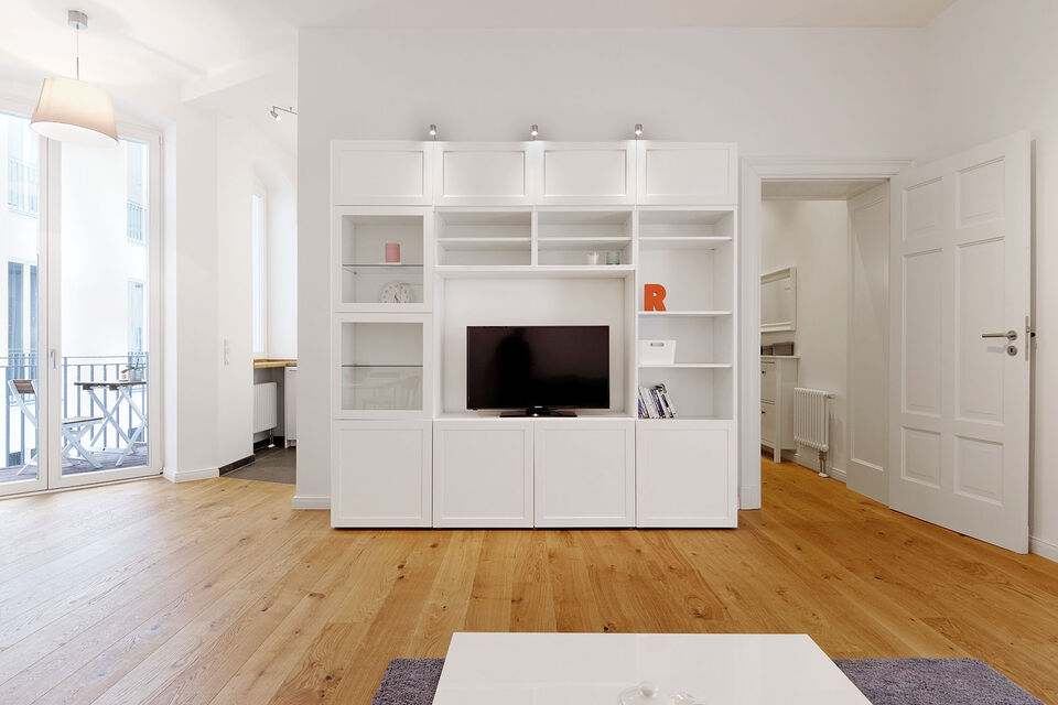 Möblierte Wohnung, Wohnzimmer mit Einbau-Mediawand in Berlin Mitte