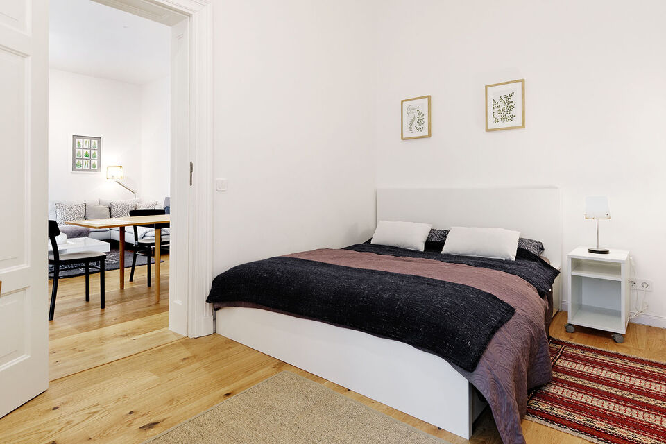 Möblierte Wohnung, Schlafzimmer 1 mit Holzparkett in Berlin Mitte