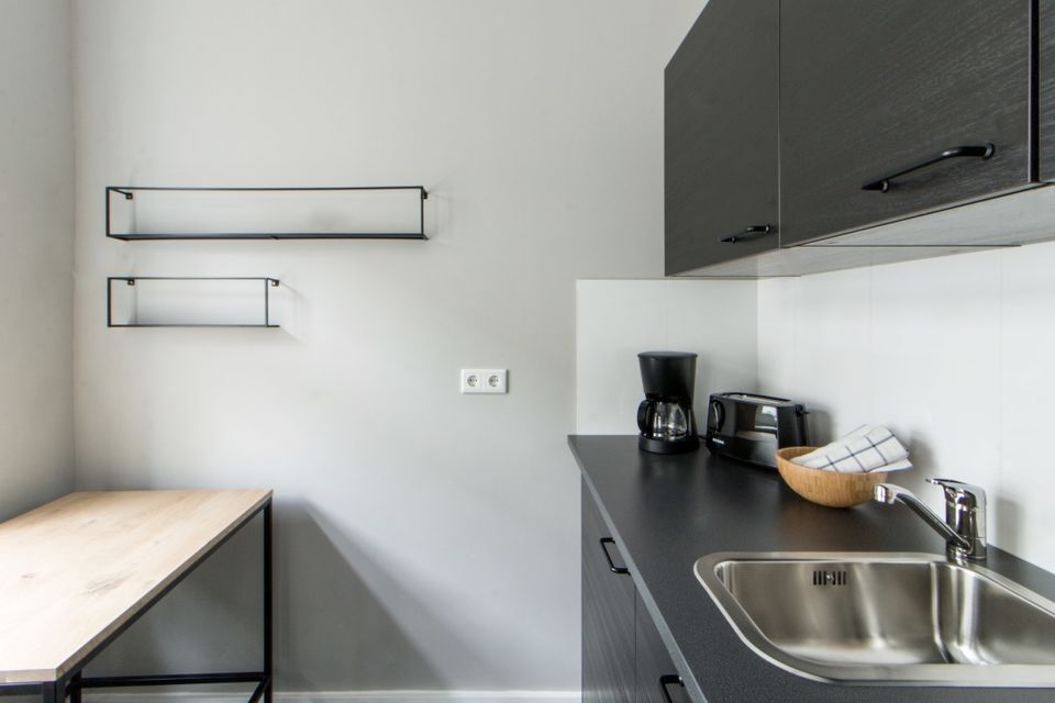Möblierte Wohnung, Küche mit modernen Hängeschränken in Berlin Tiergarten