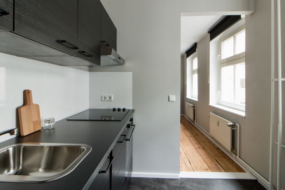 Möblierte Wohnung, Küche mit schwarzer Arbeitsplatte in Berlin Tiergarten