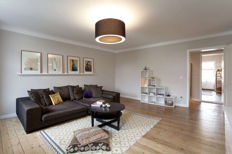Furnished apartment, living room with hardwood flooring in Berlin Mitte