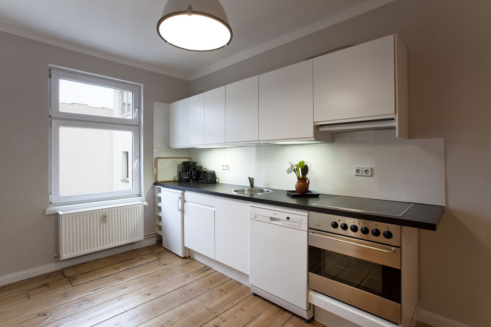 Furnished apartment, kitchen with black countertop in Berlin Mitte