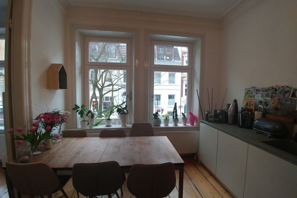 Furnished apartment, dining room with bay windows in Hamburg Sternschanze