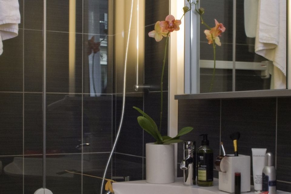 Serviced Apartment, Badezimmer 1 mit modernem Spiegelschrank in Berlin Charlottenburg