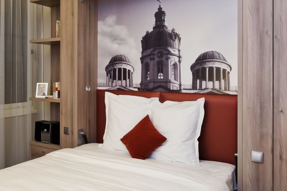 Serviced Apartment, Schlafzimmer mit Wandbild einer Berliner Kirche in Berlin Charlottenburg