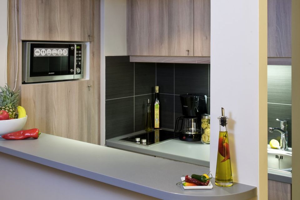 Serviced Apartment, Küche mit schwarzer Kochnische in Berlin Charlottenburg