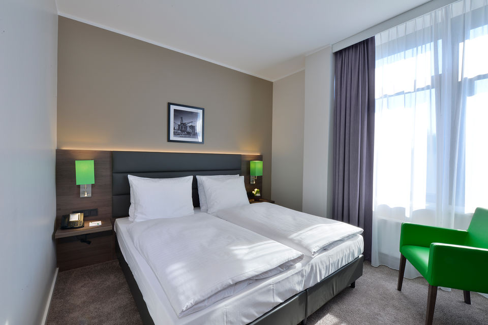 Serviced apartment, bedroom with double bed and natural light in Hamburg Groß Borstel